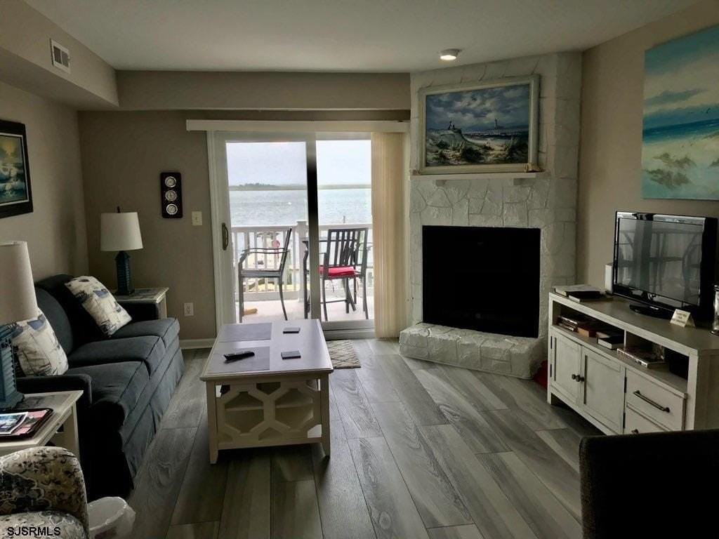1113 Bayshore Ave - Photo 5 of 22