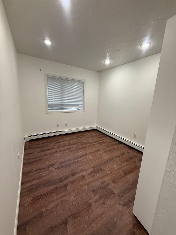 4852 Glasgow Dr #B - Photo 5 of 12