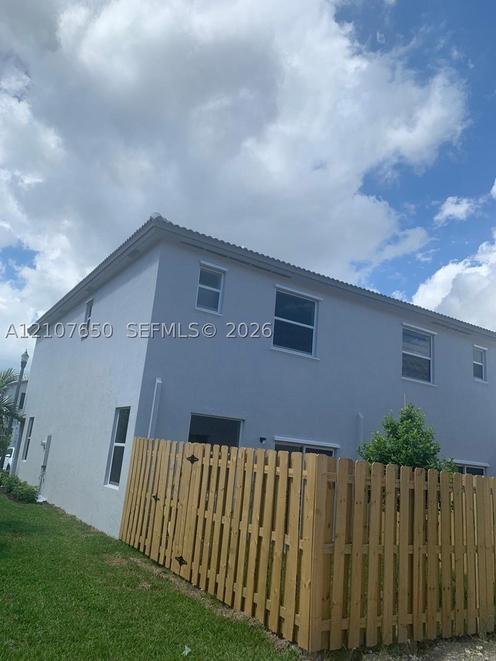 1787 Se 26th Ter - Photo 4 of 24