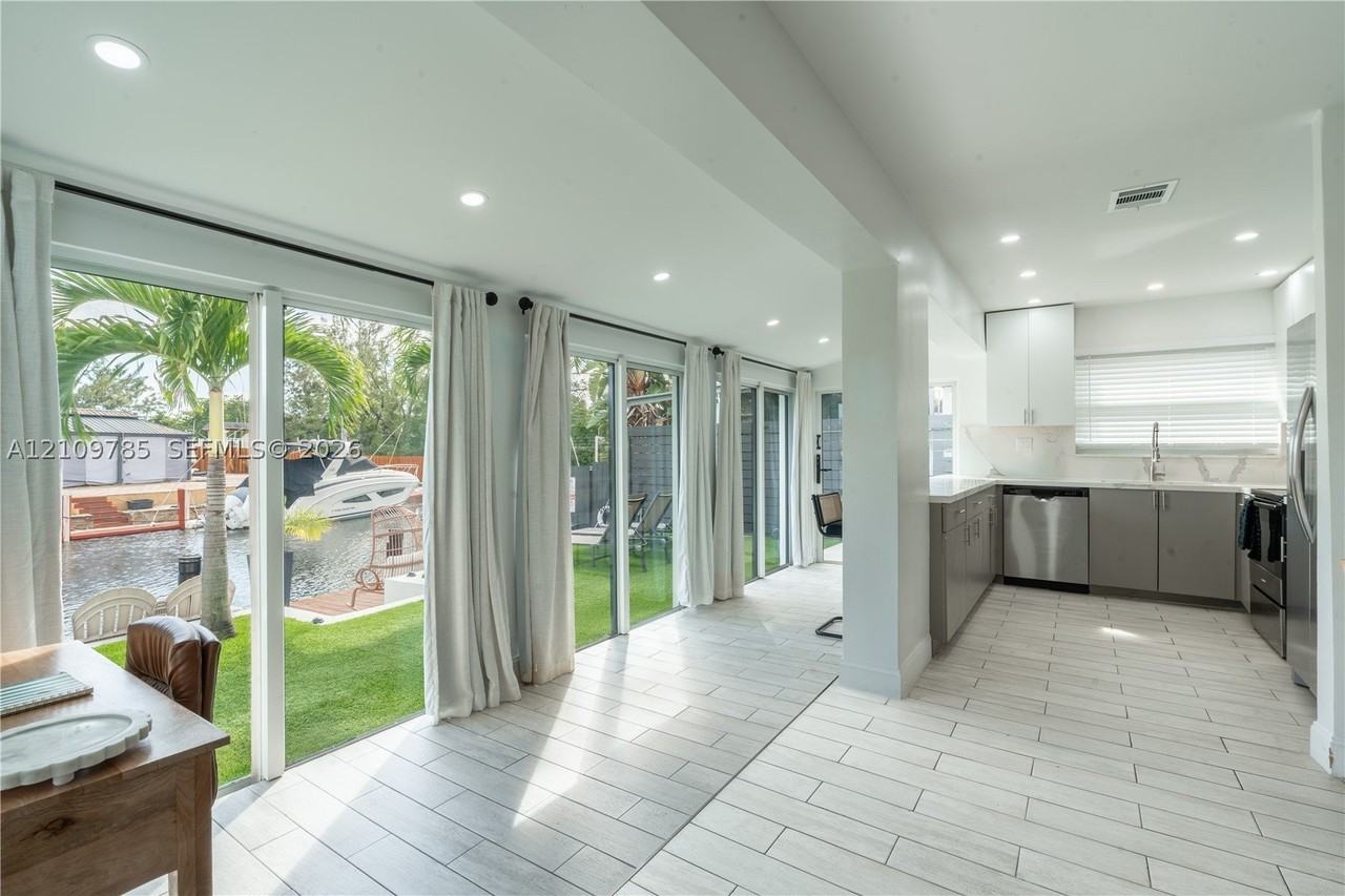 1469 Nw 10th St #1471 - Photo 3 of 11