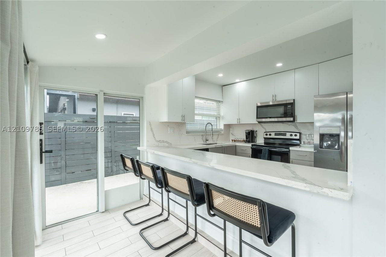 1469 Nw 10th St #1471 - Photo 4 of 11