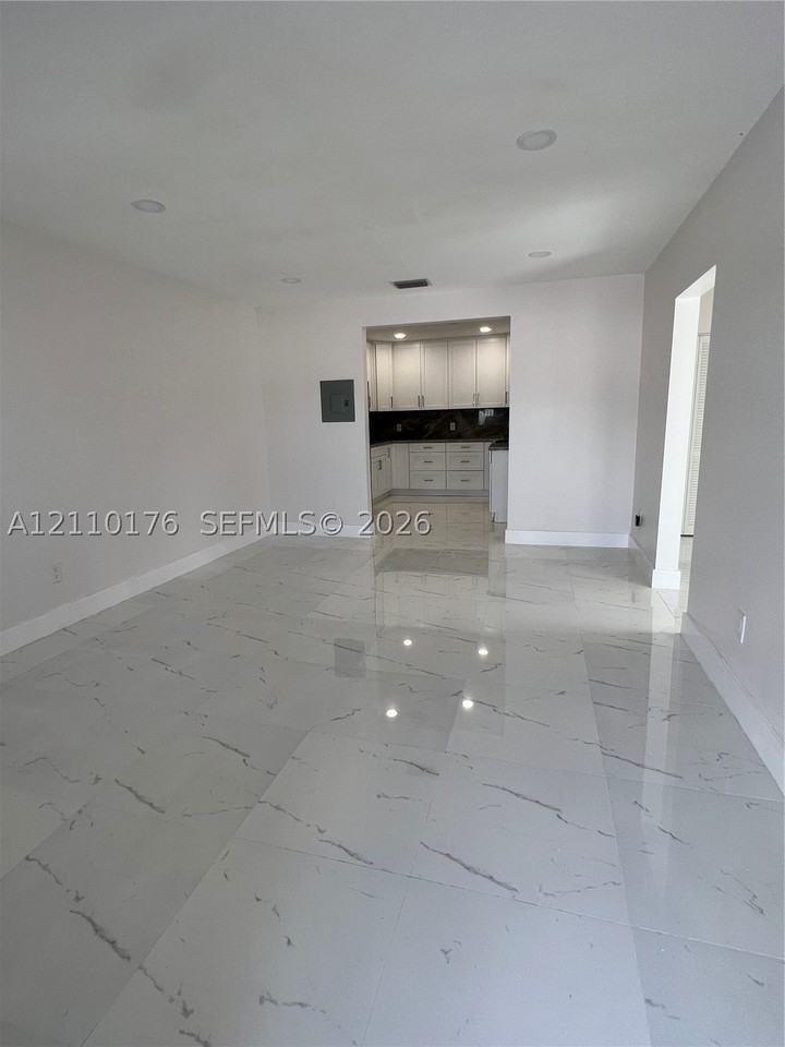 3315 Sw 91st Ave #1 - Photo 2 of 11