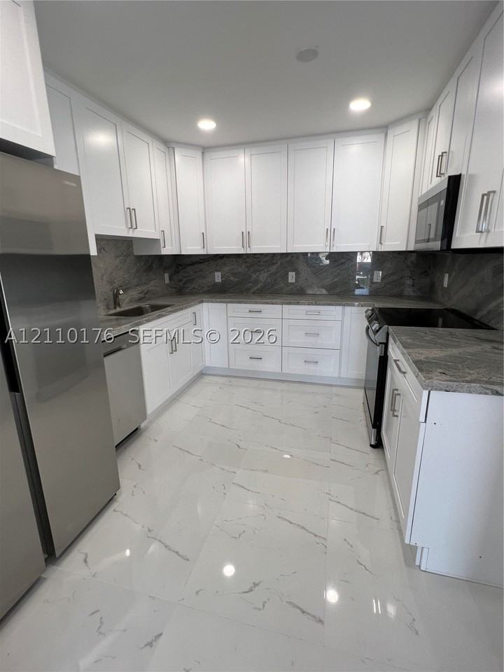 3315 Sw 91st Ave #1 - Photo 4 of 11