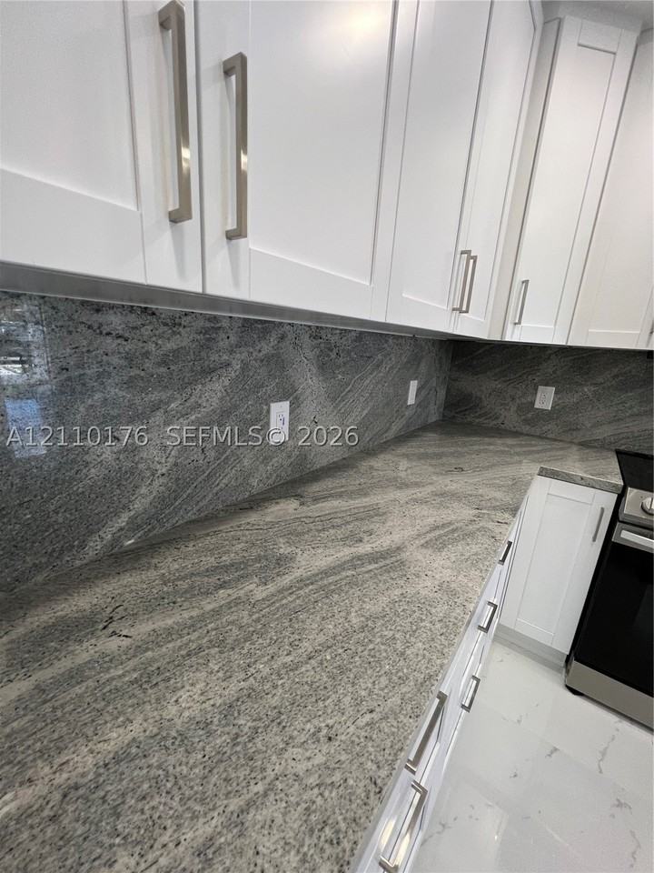 3315 Sw 91st Ave #1 - Photo 6 of 11
