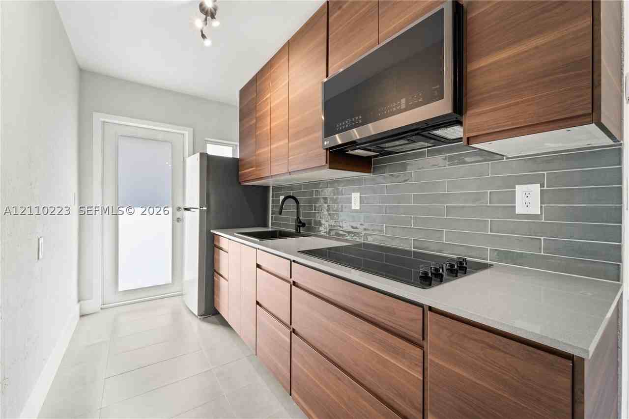 3502 Sw 25th St - Photo 4 of 16