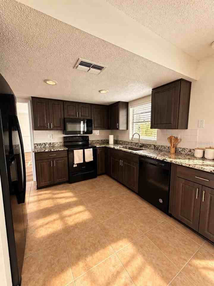 7295 Edinburgh Way - Photo 7 of 19