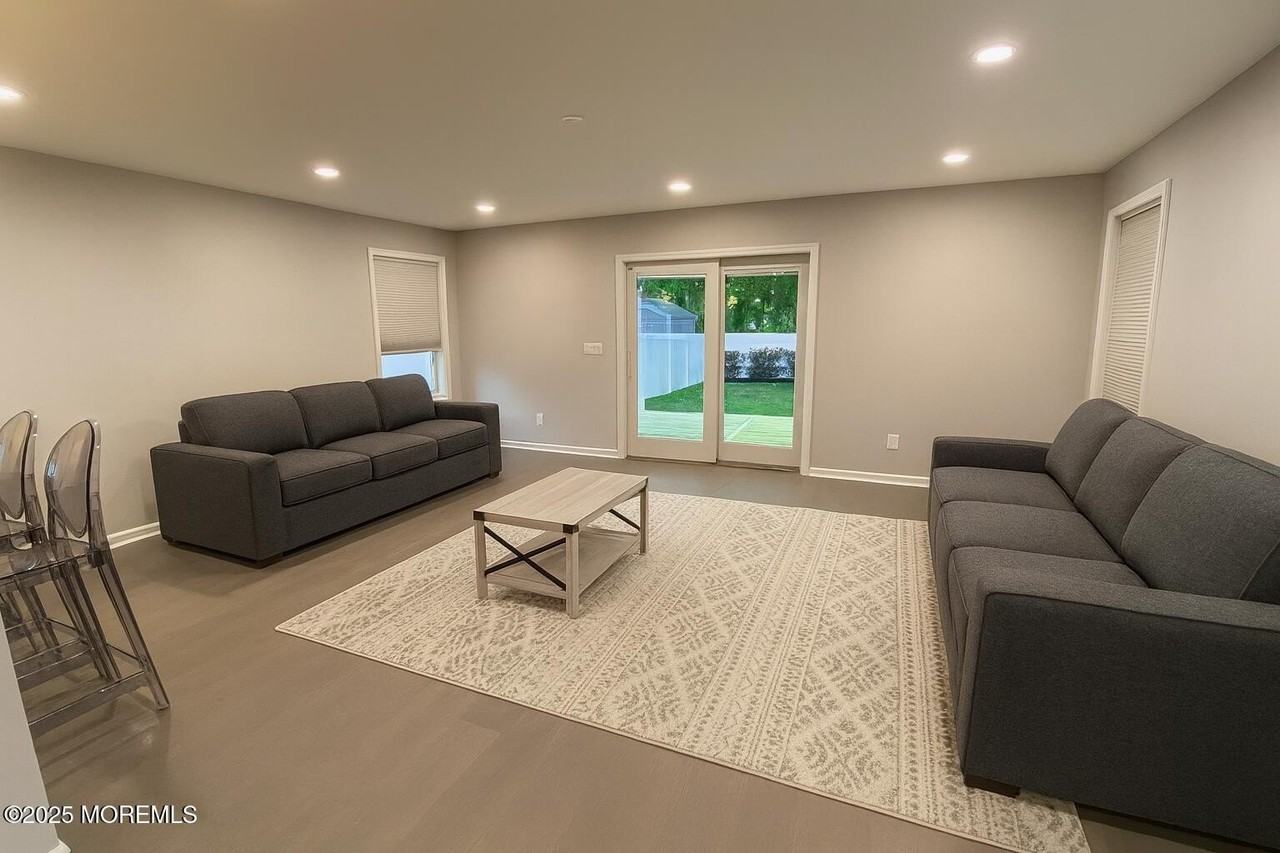 37 Brown Pl - Photo 2 of 8
