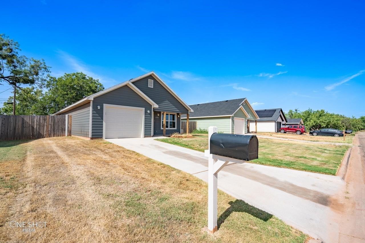 3242 Iris St - Photo 2 of 33