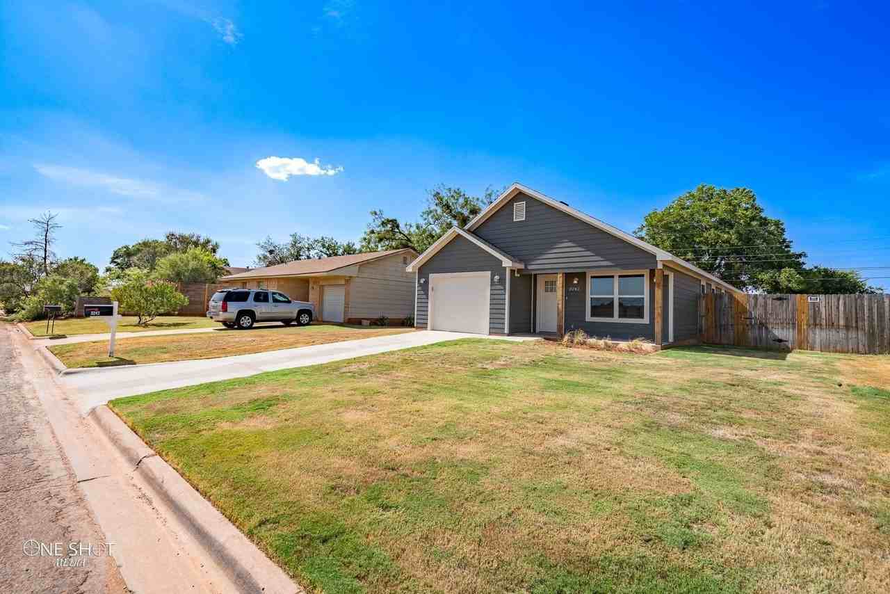 3242 Iris St - Photo 4 of 33