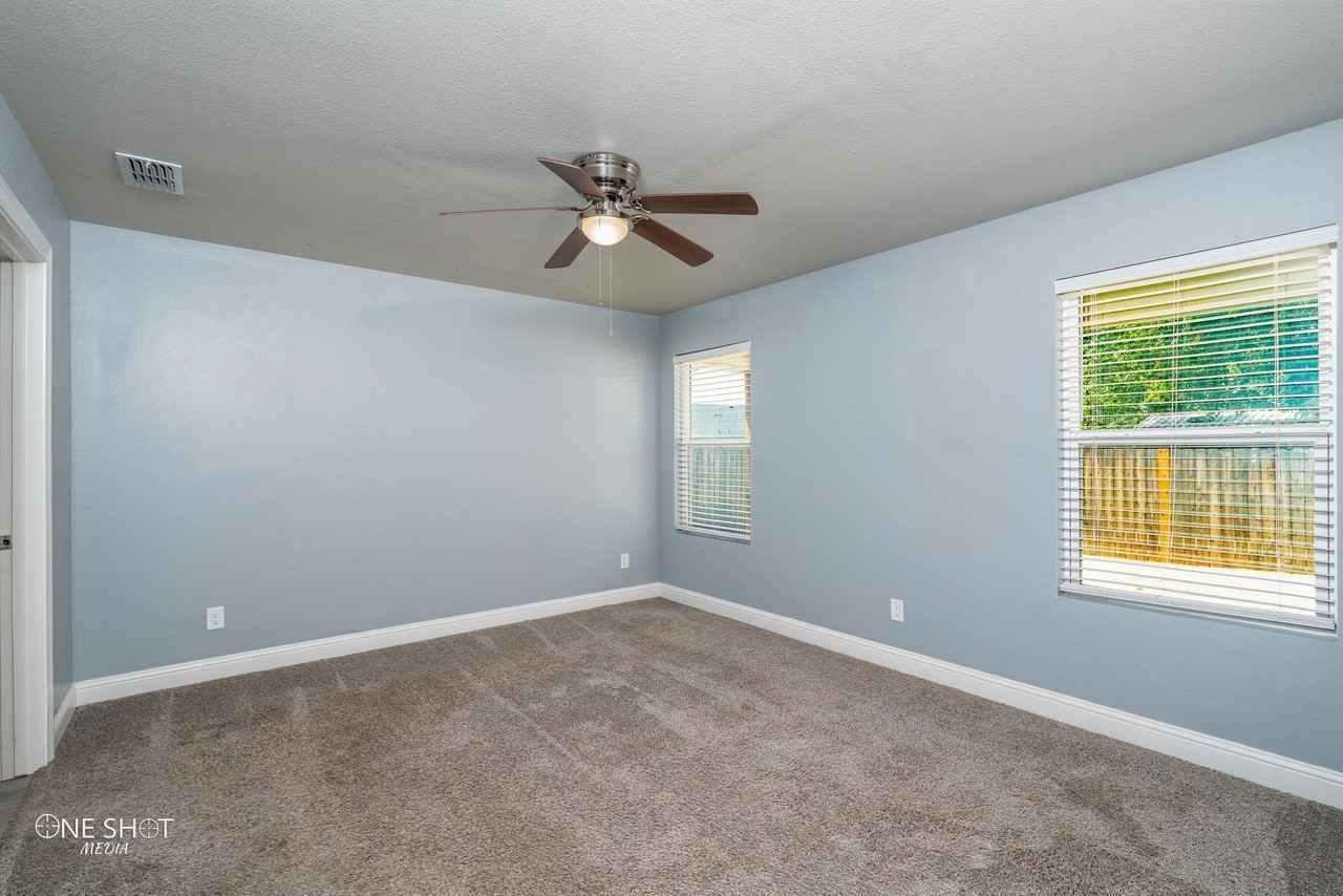 3242 Iris St - Photo 5 of 33
