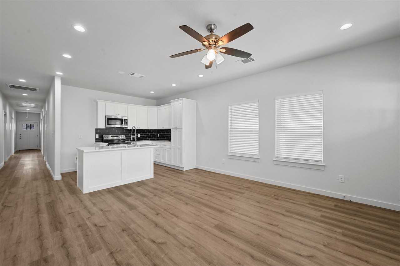 920 W Collins St - Photo 2 of 22