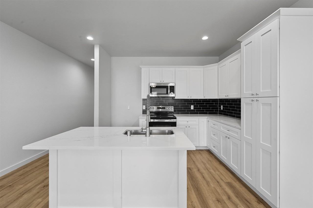 920 W Collins St - Photo 3 of 22
