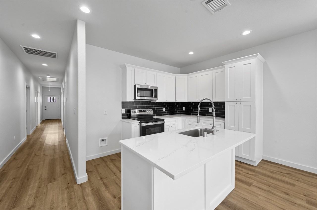 920 W Collins St - Photo 4 of 22