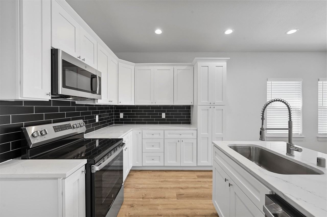 920 W Collins St - Photo 5 of 22