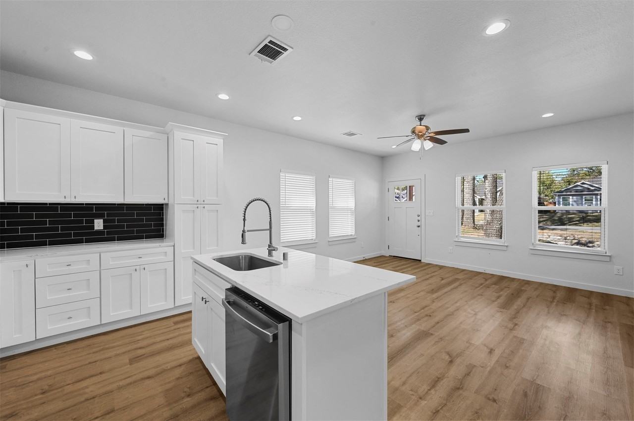 920 W Collins St - Photo 6 of 22
