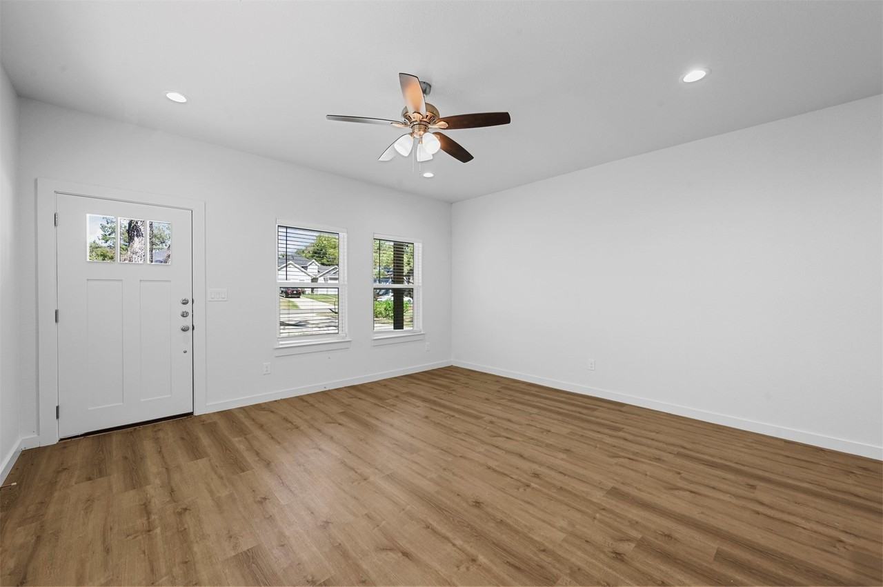 920 W Collins St - Photo 7 of 22