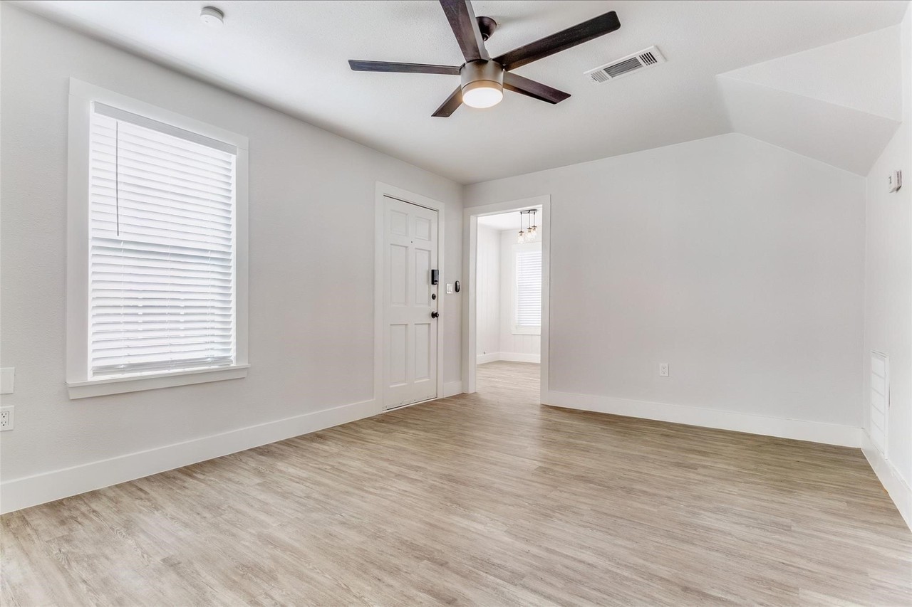 1109 W Avenue A - Photo 3 of 11