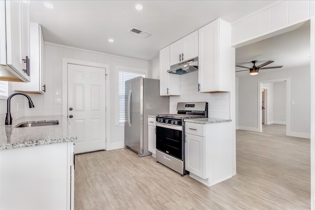 1109 W Avenue A - Photo 5 of 11