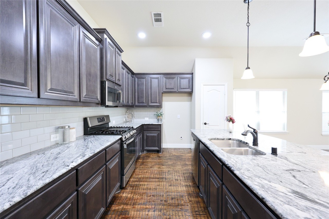 5901 Priory Dr - Photo 4 of 28