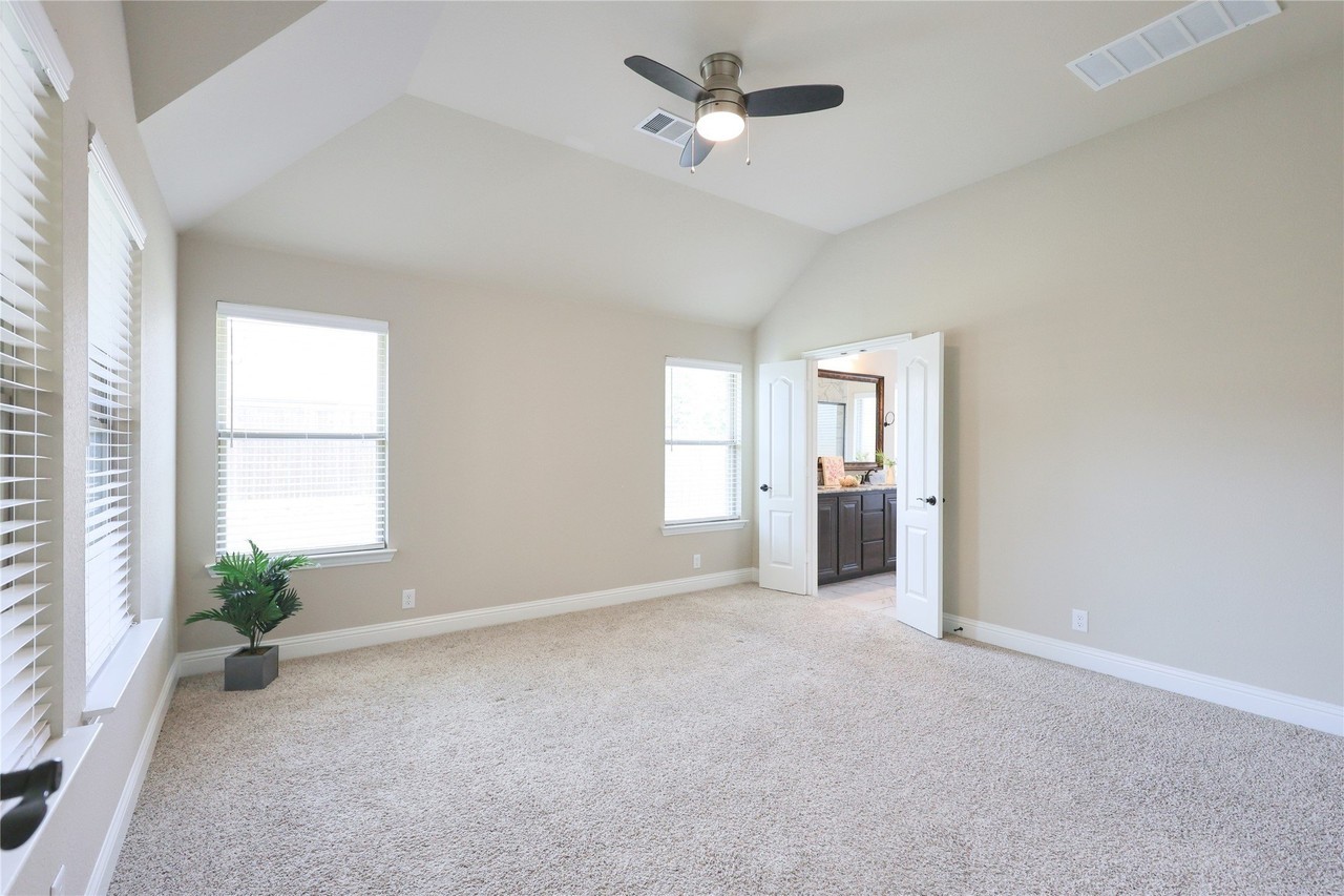 5901 Priory Dr - Photo 7 of 28