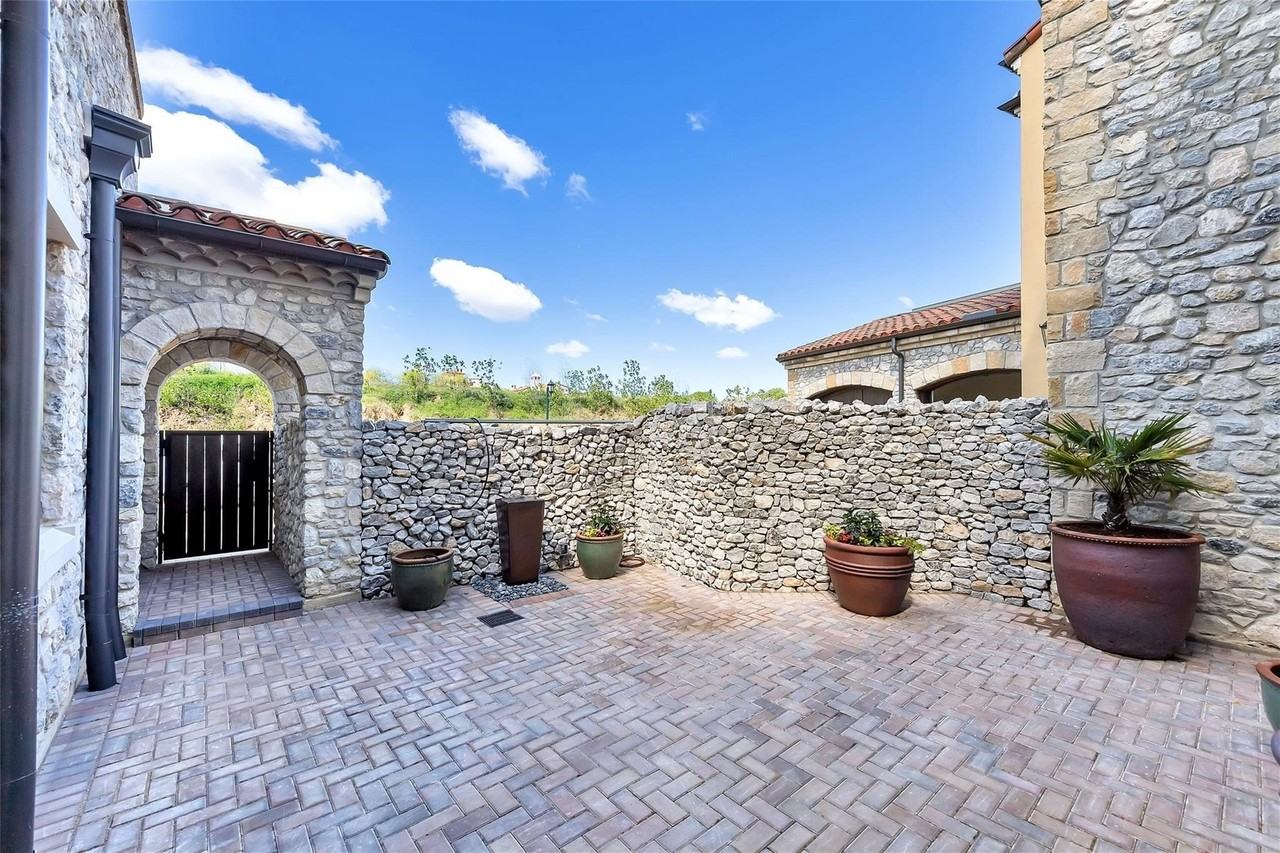 6 Comillas Dr - Photo 4 of 35