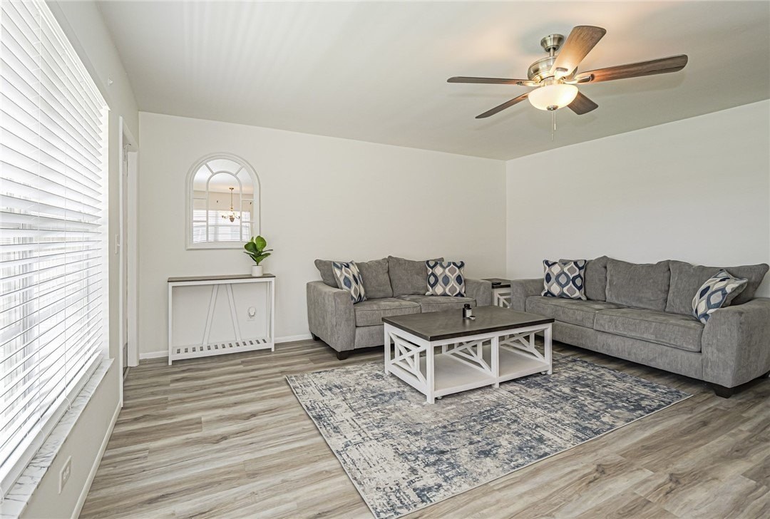 73 Royal Oak Ct #206 - Photo 3 of 36