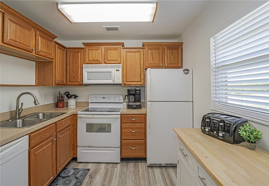73 Royal Oak Ct #206 - Photo 7 of 36
