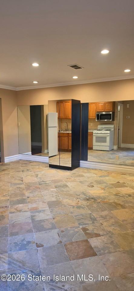 407 King St - Photo 3 of 11