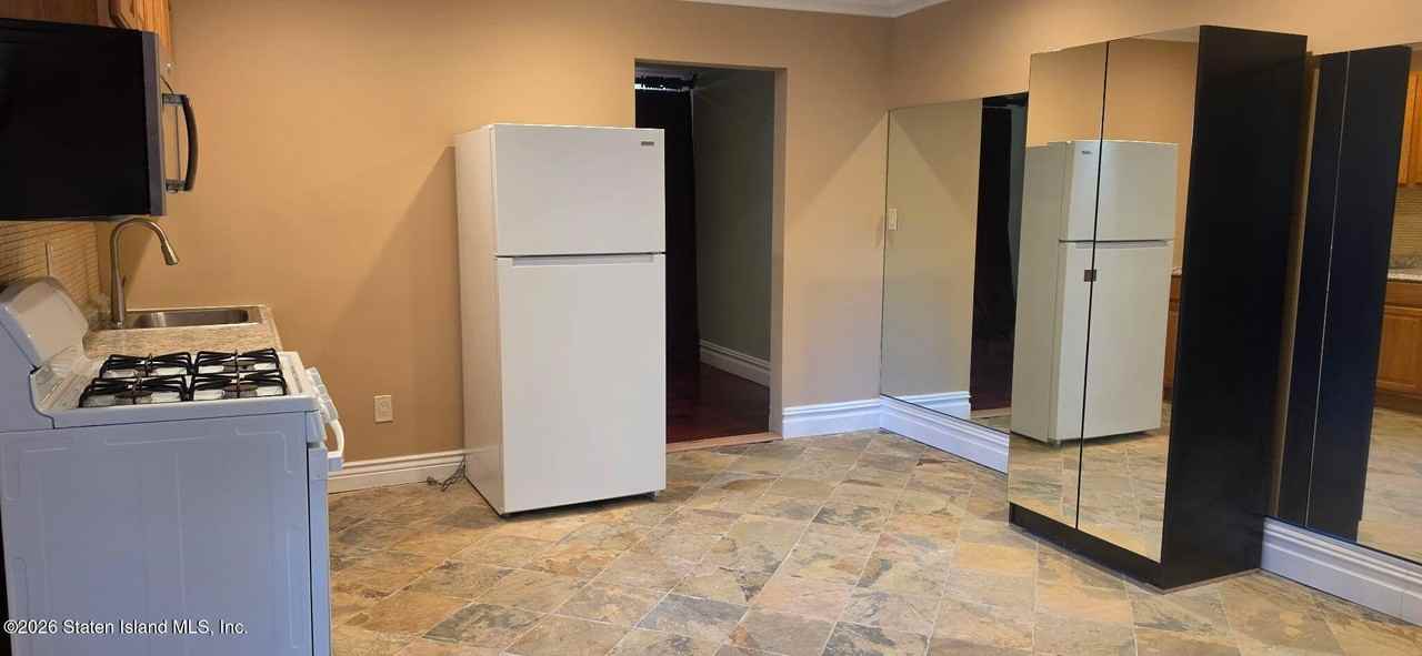 407 King St - Photo 5 of 11