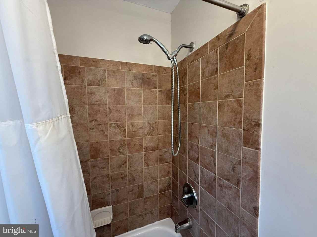 2208 Vermont Ave - Photo 5 of 30