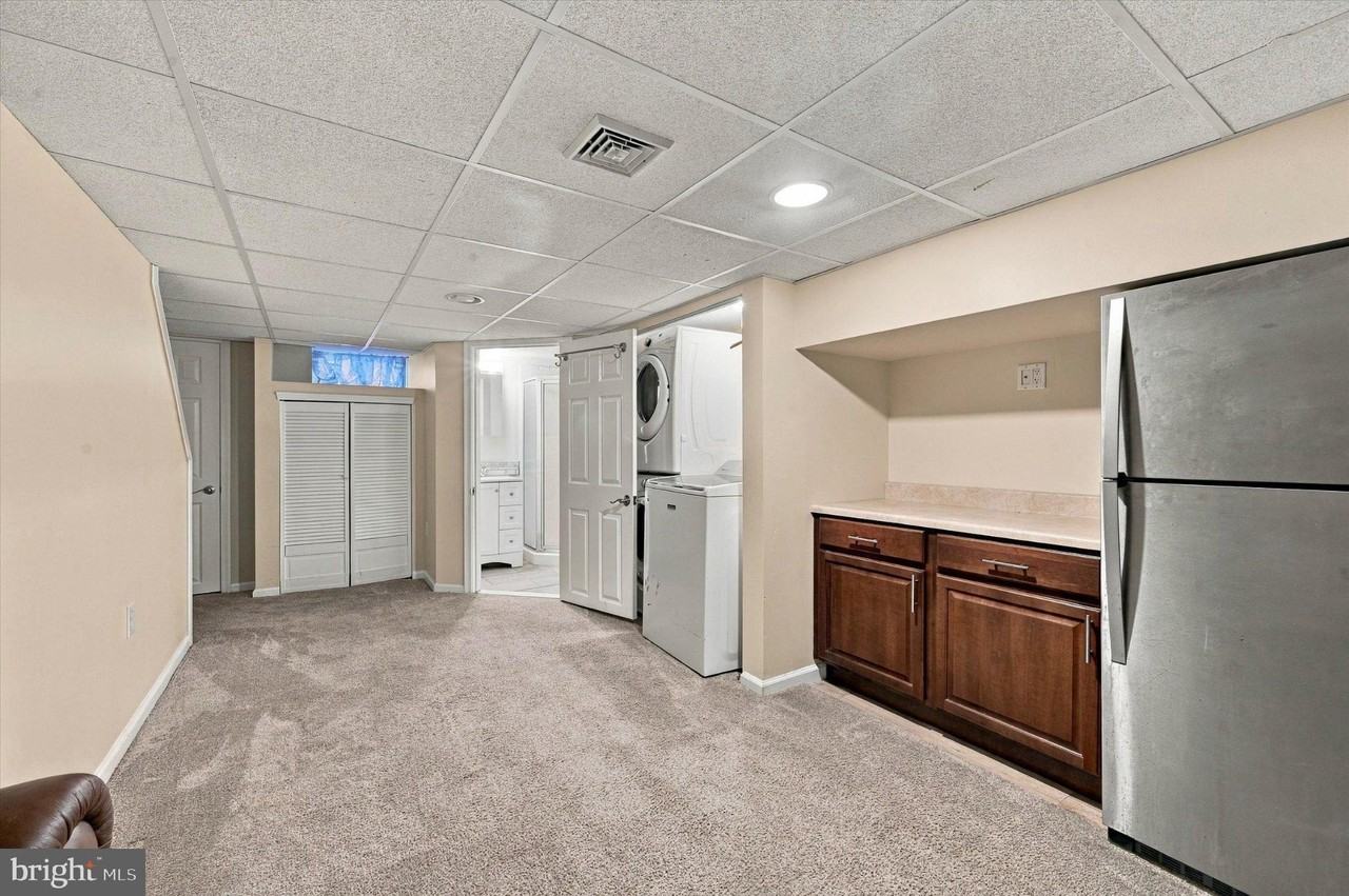 240 W Wyncliffe Ave - Photo 3 of 25