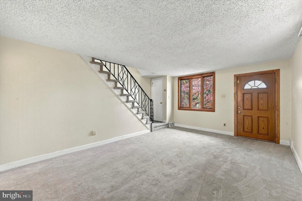 240 W Wyncliffe Ave - Photo 7 of 25