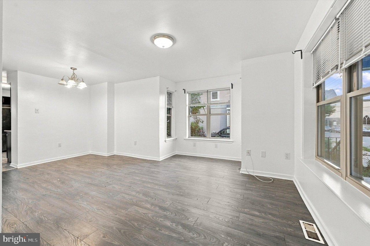 1917 W Master St - Photo 4 of 24