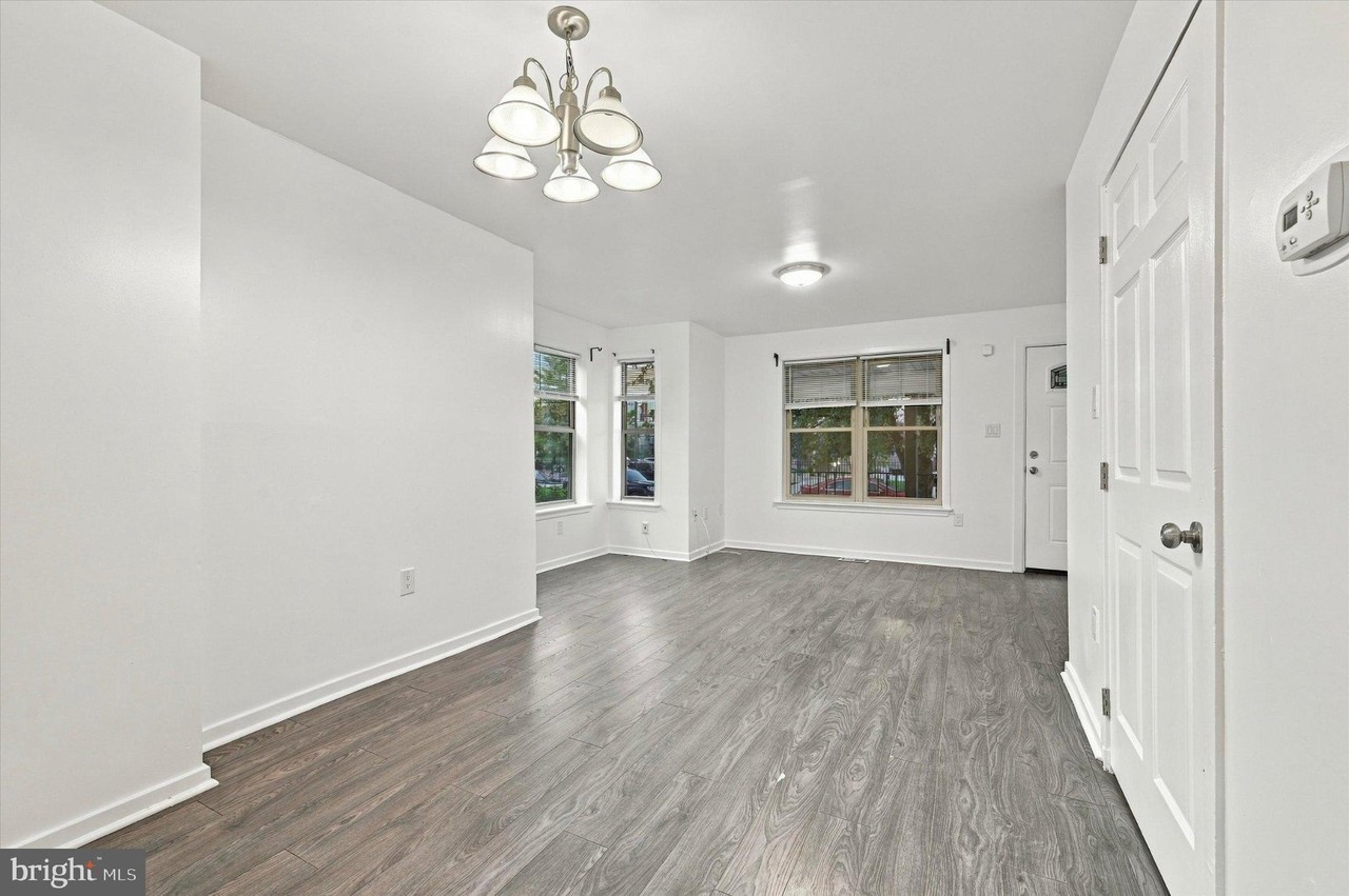 1917 W Master St - Photo 5 of 24