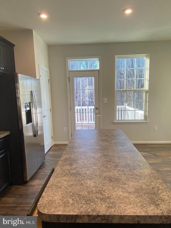 710 River Crest Way - Photo 2 of 47