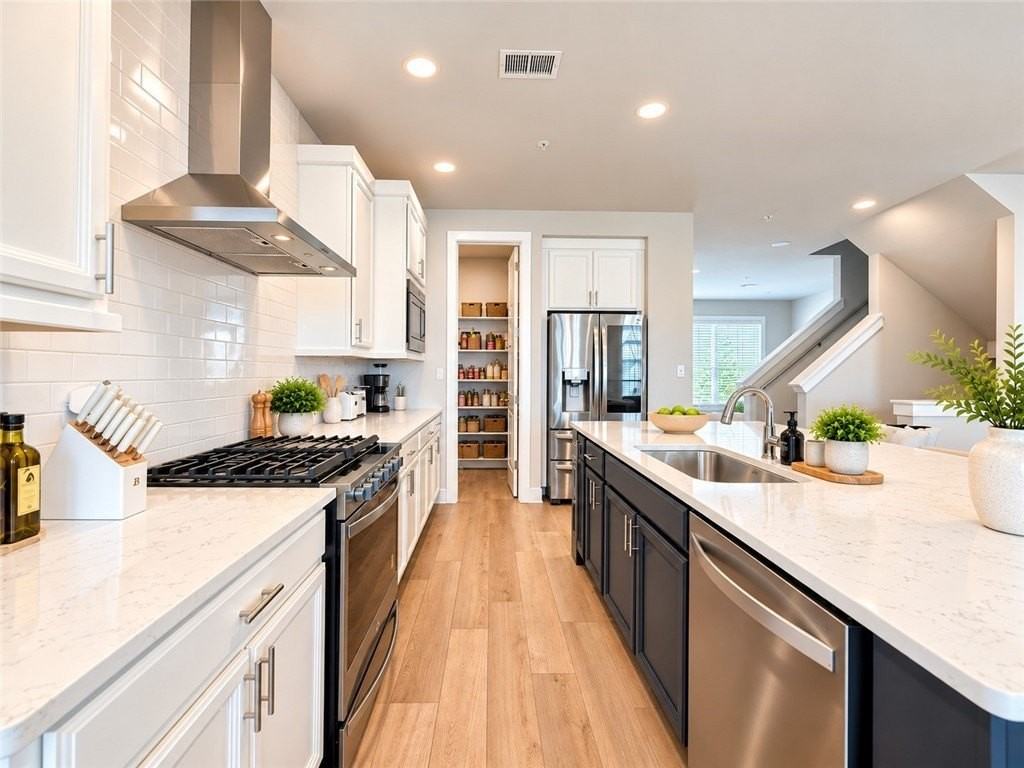 312 E Lake St - Photo 5 of 34