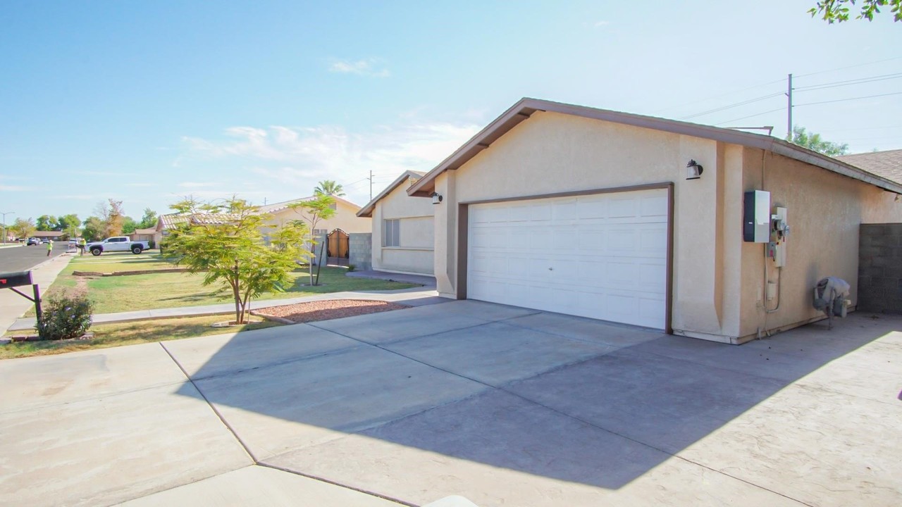 2620 S 32nd Ave - Photo 4 of 26
