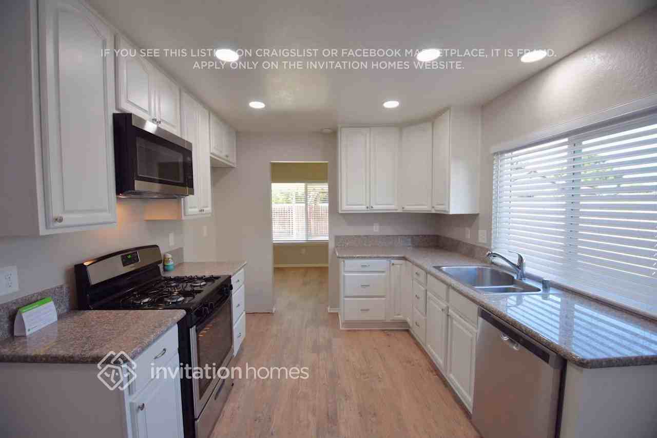 11271 Cullen Ct - Photo 3 of 8