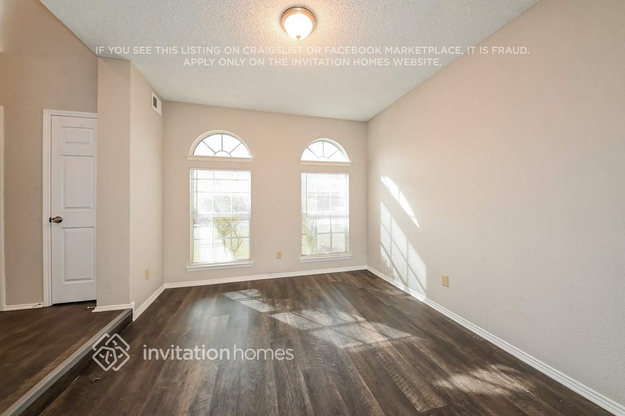 1129 Kensington Dr - Photo 2 of 16
