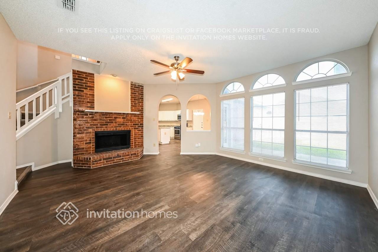 1129 Kensington Dr - Photo 4 of 16