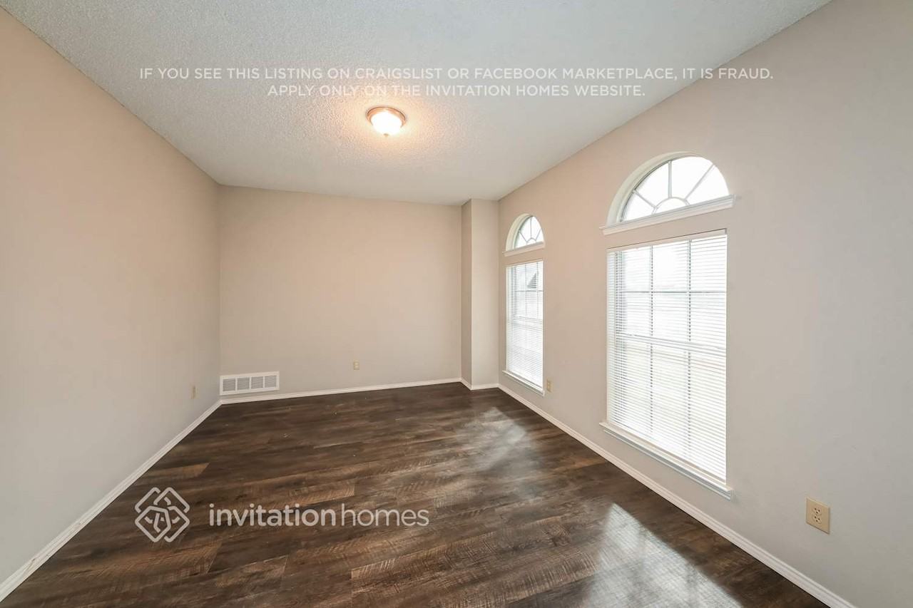 1129 Kensington Dr - Photo 5 of 16