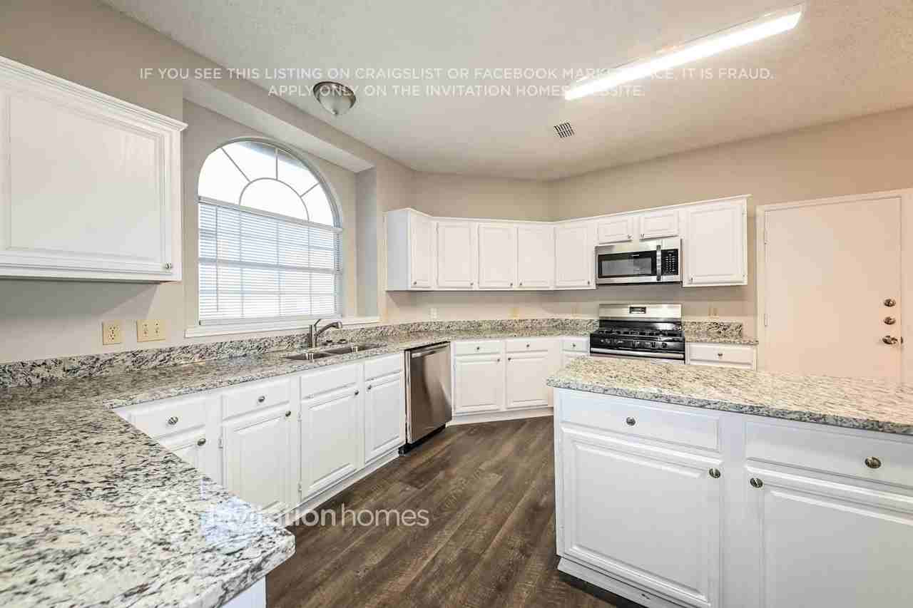 1129 Kensington Dr - Photo 6 of 16