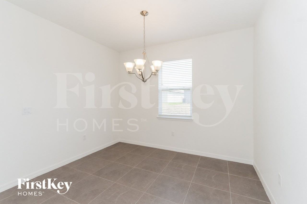 307 Corbel Ln - Photo 4 of 15
