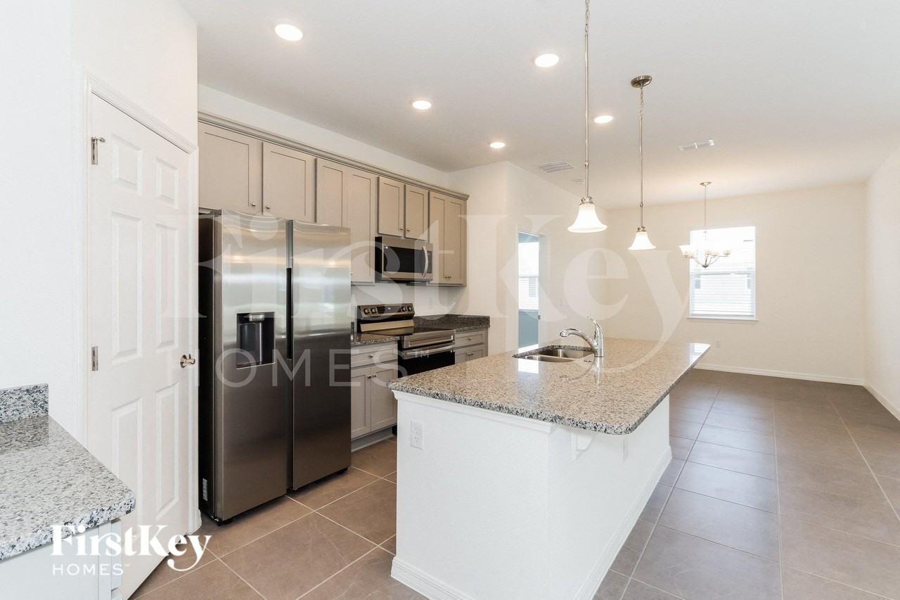 307 Corbel Ln - Photo 5 of 15