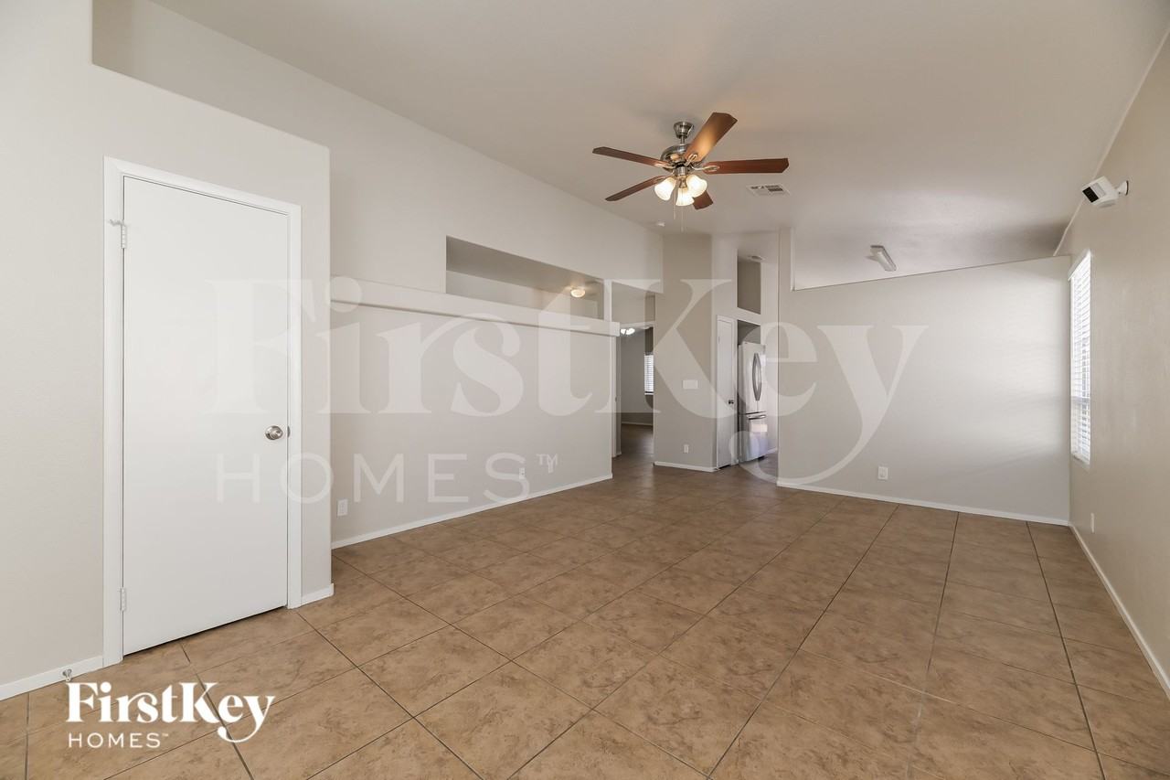 3621 Walnut Wood St - Photo 5 of 19
