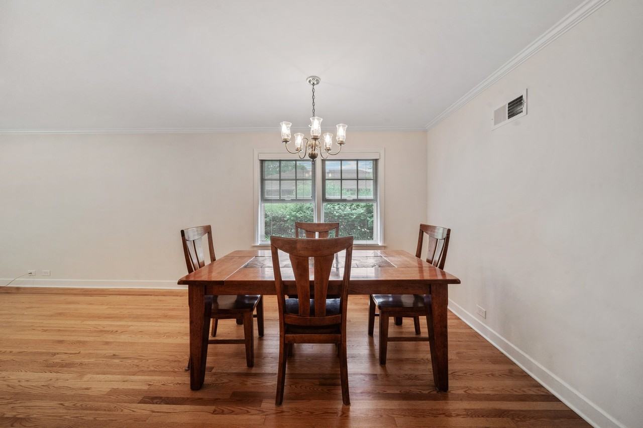 5320 Suffield Ct - Photo 6 of 32