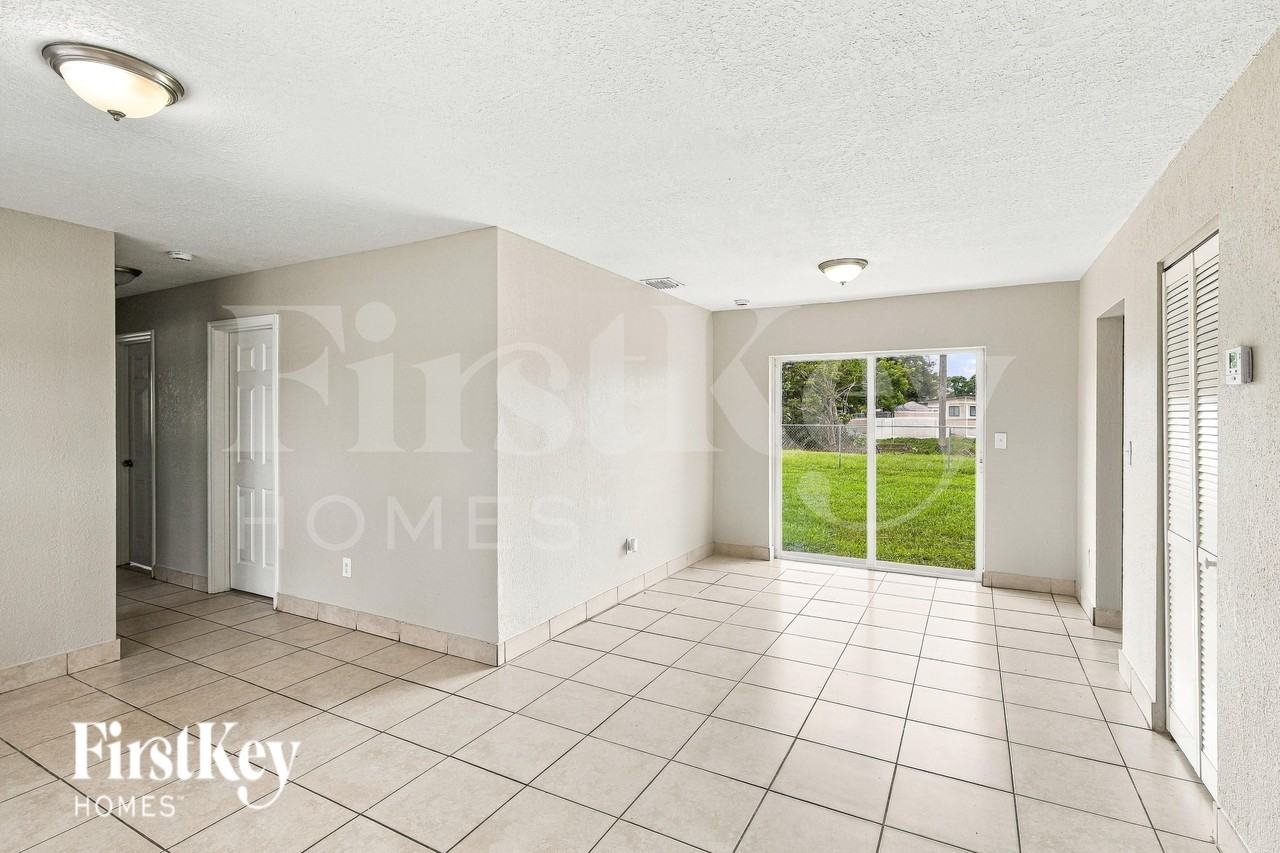 2940 Nw 191st St - Photo 4 of 20