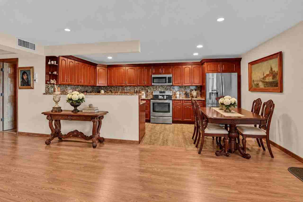 3031 Guildford E - Photo 7 of 24