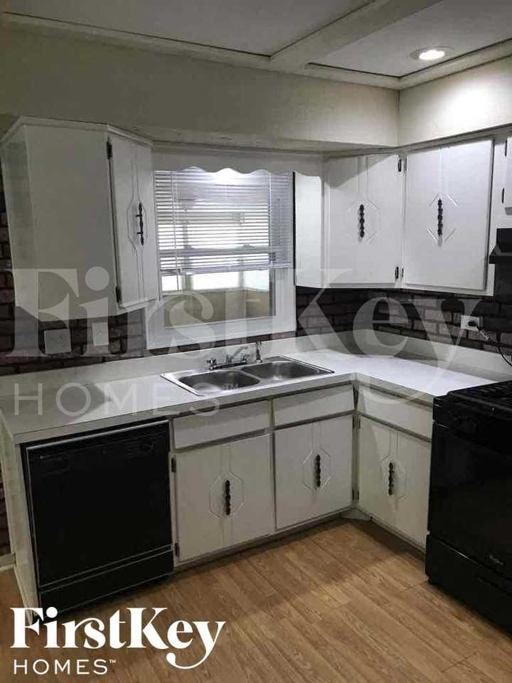 10239 W 151st St - Photo 5 of 16