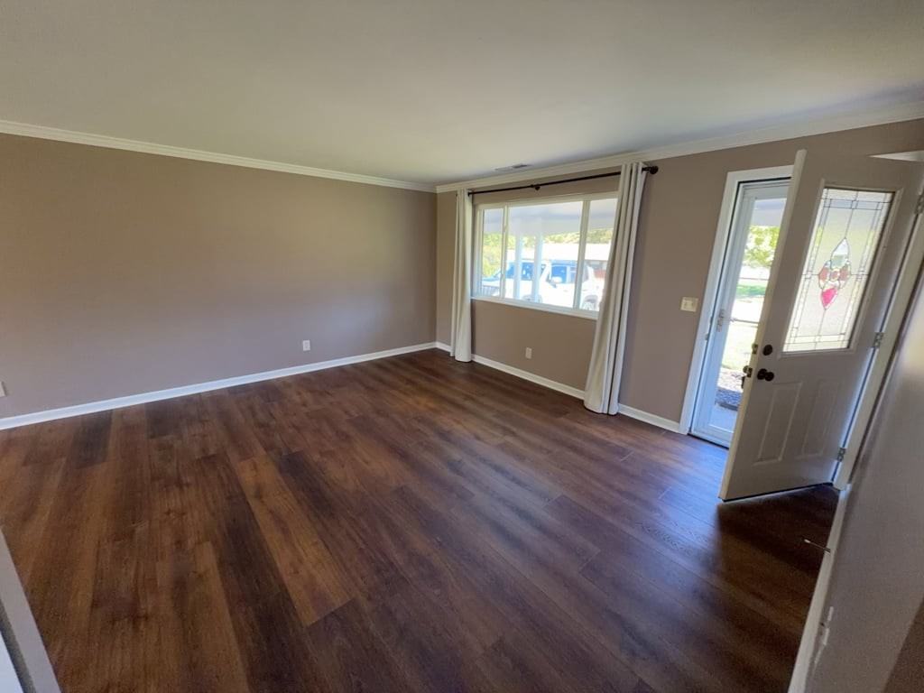 251 Kinsman Ct - Photo 3 of 15